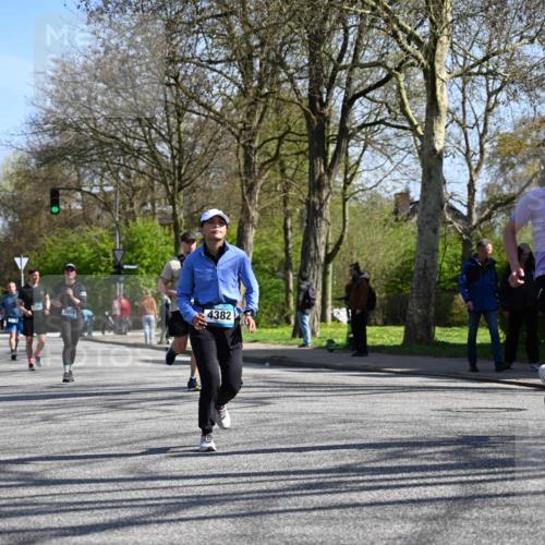 12.04.2026 - 45. Internationalen Wilhelmsburger Insellauf J. Mangold http://msf.ph/oto/9466696 12.04.2026 11:02:48 Ziel 2122, 3878, 2016, 3052, 4513, 2168, 3910, 3700, 3716, 3223, 4246, 4382, 5816, 3384, 2950, 5460, 4141, 2422 meine-sportfotos.de