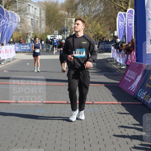 12.04.2026 - 45. Internationalen Wilhelmsburger Insellauf Strokosch-Dieckow http://msf.ph/oto/9466699 12.04.2026 11:00:42 Ziel 2977, 4107, 4152, 2646 meine-sportfotos.de