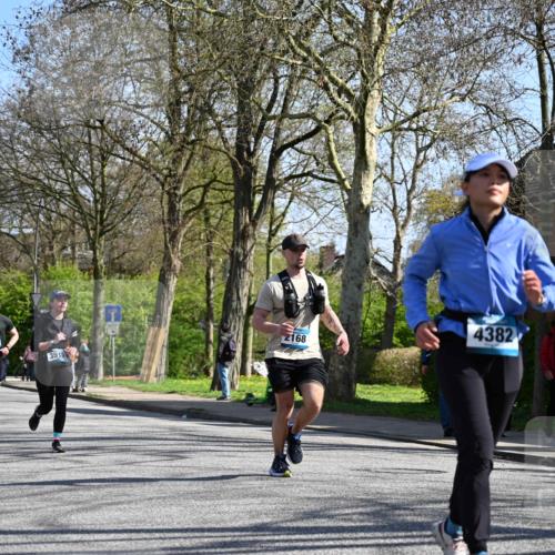 12.04.2026 - 45. Internationalen Wilhelmsburger Insellauf J. Mangold http://msf.ph/oto/9466718 12.04.2026 11:02:50 Ziel 2122, 3878, 2016, 3052, 4513, 2168, 3910, 3700, 3716, 3223, 4246, 4382, 5816, 3384, 2950, 5460, 4141, 2422 meine-sportfotos.de