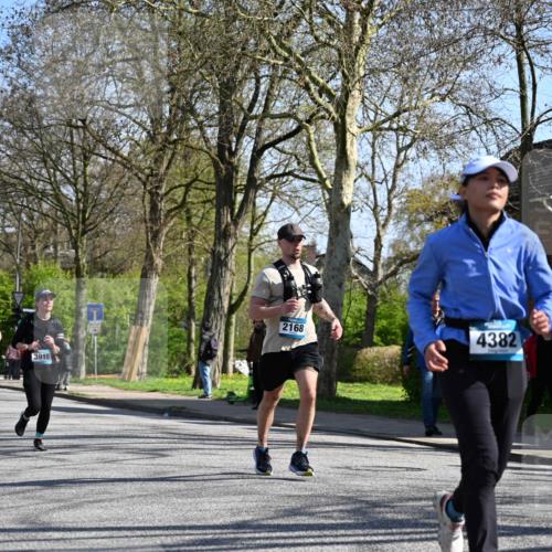 12.04.2026 - 45. Internationalen Wilhelmsburger Insellauf J. Mangold http://msf.ph/oto/9466719 12.04.2026 11:02:50 Ziel 2122, 3878, 2016, 3052, 4513, 2168, 3910, 3700, 3716, 3223, 4246, 4382, 5816, 3384, 2950, 5460, 4141, 2422 meine-sportfotos.de