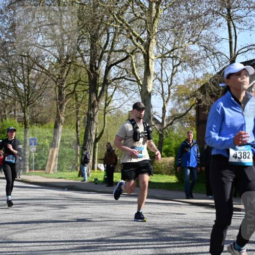 12.04.2026 - 45. Internationalen Wilhelmsburger Insellauf J. Mangold http://msf.ph/oto/9466726 12.04.2026 11:02:50 Ziel 2122, 3878, 2016, 3052, 4513, 2168, 3910, 3700, 3716, 3223, 4246, 4382, 5816, 3384, 2950, 5460, 4141, 2422 meine-sportfotos.de