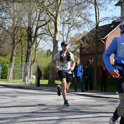 12.04.2026 - 45. Internationalen Wilhelmsburger Insellauf J. Mangold http://msf.ph/oto/9466732 12.04.2026 11:02:50 Ziel 2122, 3878, 2016, 3052, 4513, 2168, 3910, 3700, 3716, 3223, 4246, 4382, 5816, 3384, 2950, 5460, 4141, 2422 meine-sportfotos.de