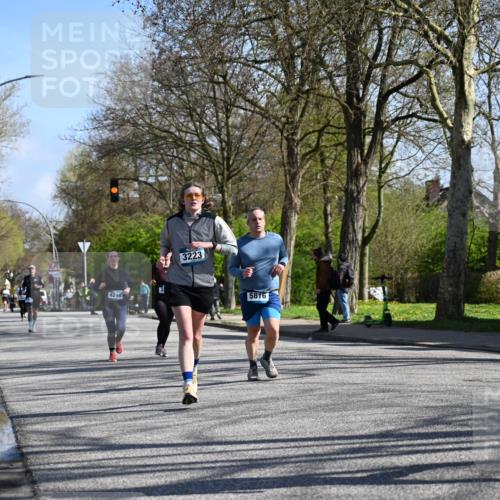 12.04.2026 - 45. Internationalen Wilhelmsburger Insellauf J. Mangold http://msf.ph/oto/9466784 12.04.2026 11:02:55 Ziel 3052, 4513, 2168, 3910, 3700, 3716, 3223, 4246, 4382, 5816, 3384, 3384, 2950, 5460, 4141, 2422 meine-sportfotos.de