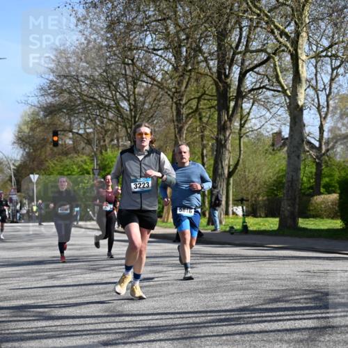 12.04.2026 - 45. Internationalen Wilhelmsburger Insellauf J. Mangold http://msf.ph/oto/9466797 12.04.2026 11:02:56 Ziel 3052, 4513, 2168, 3910, 3700, 3716, 3223, 4246, 4382, 5816, 3384, 2950, 5460, 4141, 2422 meine-sportfotos.de