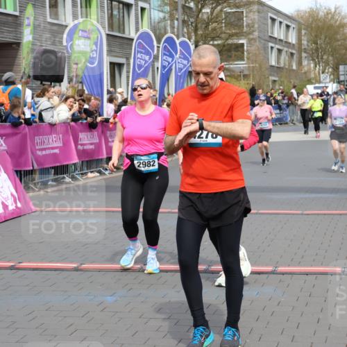12.04.2026 - 45. Internationalen Wilhelmsburger Insellauf Strokosch-Dieckow http://msf.ph/oto/9466804 12.04.2026 13:10:46 Ziel 4910, 4278, 4935, 2129, 2982, 2121, 2289, 4250 meine-sportfotos.de