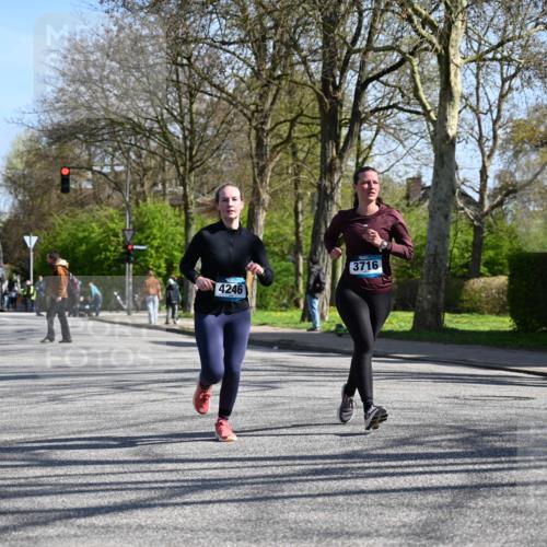 12.04.2026 - 45. Internationalen Wilhelmsburger Insellauf J. Mangold http://msf.ph/oto/9466835 12.04.2026 11:02:59 Ziel 3052, 4513, 2168, 3910, 3700, 3716, 3223, 4246, 4382, 5816, 3384, 2950, 5460, 4141, 2422, 4732 meine-sportfotos.de