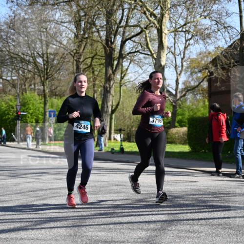 12.04.2026 - 45. Internationalen Wilhelmsburger Insellauf J. Mangold http://msf.ph/oto/9466848 12.04.2026 11:02:59 Ziel 3052, 4513, 2168, 3910, 3700, 3716, 3223, 4246, 4382, 5816, 3384, 2950, 5460, 4141, 2422, 4732 meine-sportfotos.de