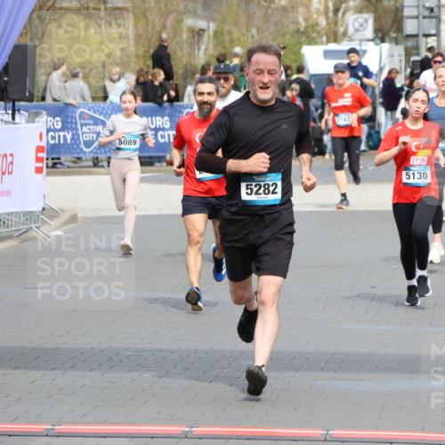 12.04.2026 - 45. Internationalen Wilhelmsburger Insellauf Strokosch-Dieckow http://msf.ph/oto/9466933 12.04.2026 13:10:28 Ziel 3557, 3729, 3890, 5282, 2072, 5130 meine-sportfotos.de