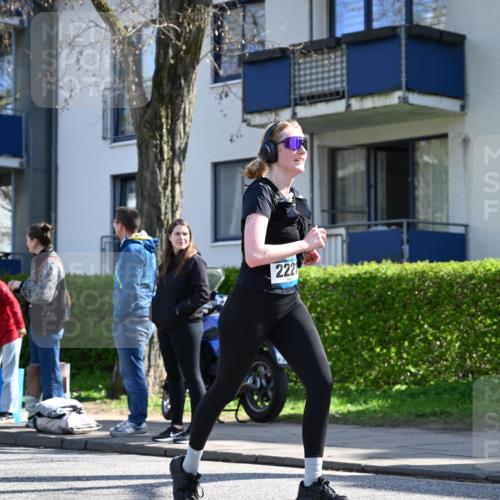 12.04.2026 - 45. Internationalen Wilhelmsburger Insellauf J. Mangold http://msf.ph/oto/9467029 12.04.2026 11:03:54 Ziel 5842, 2005, 2221, 3027, 3027, 3015, 5533, 2664, 5792, 4059, 4489, 4686, 3615 meine-sportfotos.de