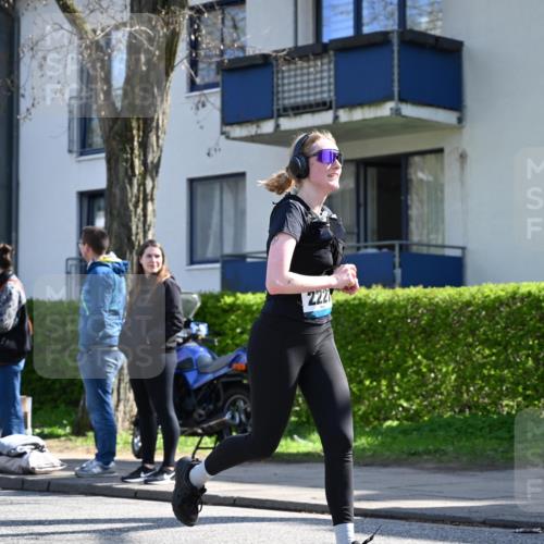 12.04.2026 - 45. Internationalen Wilhelmsburger Insellauf J. Mangold http://msf.ph/oto/9467030 12.04.2026 11:03:54 Ziel 5842, 2005, 2221, 3027, 3027, 3015, 5533, 2664, 5792, 4059, 4489, 4686, 3615 meine-sportfotos.de
