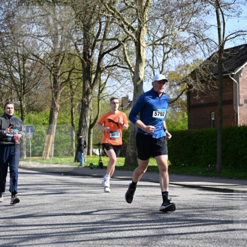 12.04.2026 - 45. Internationalen Wilhelmsburger Insellauf J. Mangold http://msf.ph/oto/9467079 12.04.2026 11:04:10 Ziel 2221, 3027, 3015, 5533, 2664, 5792, 4059, 4489, 4686, 3615, 2211, 3978, 4484, 4486, 3678, 2204, 5570, 3679, 3064 meine-sportfotos.de
