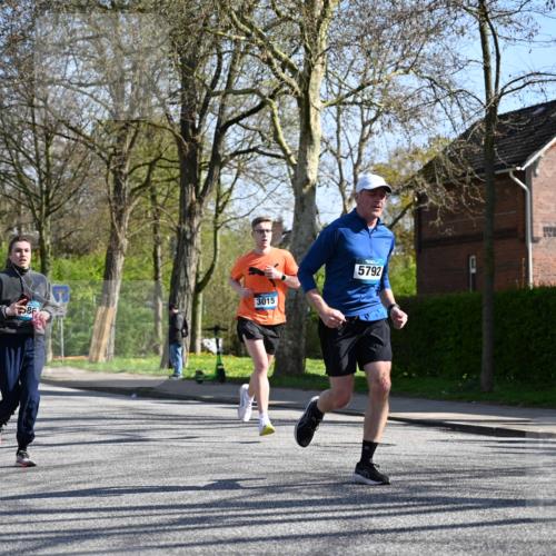 12.04.2026 - 45. Internationalen Wilhelmsburger Insellauf J. Mangold http://msf.ph/oto/9467080 12.04.2026 11:04:10 Ziel 2221, 3027, 3015, 5533, 2664, 5792, 4059, 4489, 4686, 3615, 2211, 3978, 4484, 4486, 3678, 2204, 5570, 3679, 3064 meine-sportfotos.de