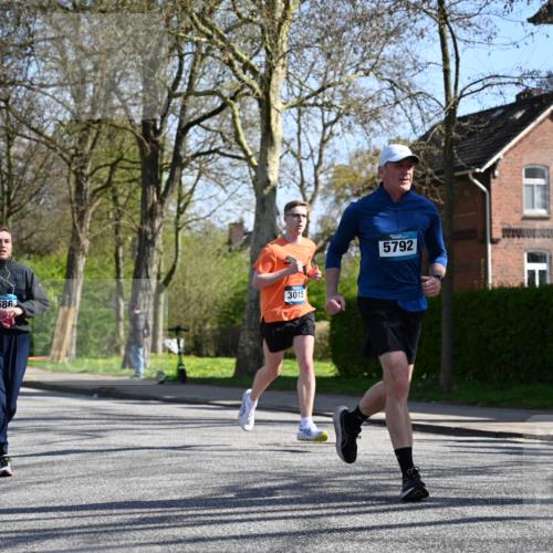 12.04.2026 - 45. Internationalen Wilhelmsburger Insellauf J. Mangold http://msf.ph/oto/9467085 12.04.2026 11:04:10 Ziel 2221, 3027, 3015, 5533, 2664, 5792, 4059, 4489, 4686, 3615, 2211, 3978, 4484, 4486, 3678, 2204, 5570, 3679, 3064 meine-sportfotos.de