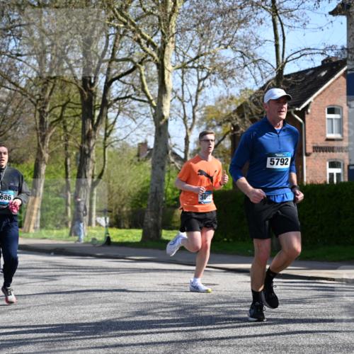 12.04.2026 - 45. Internationalen Wilhelmsburger Insellauf J. Mangold http://msf.ph/oto/9467088 12.04.2026 11:04:10 Ziel 2221, 3027, 3015, 5533, 2664, 5792, 4059, 4489, 4686, 3615, 2211, 3978, 4484, 4486, 3678, 2204, 5570, 3679, 3064 meine-sportfotos.de