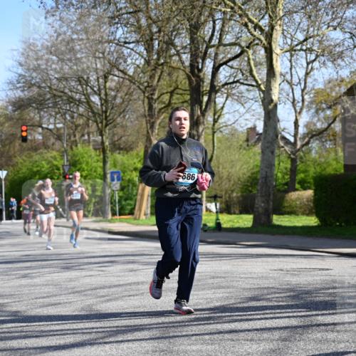 12.04.2026 - 45. Internationalen Wilhelmsburger Insellauf J. Mangold http://msf.ph/oto/9467100 12.04.2026 11:04:11 Ziel 3027, 3015, 5533, 2664, 5792, 4059, 4489, 4686, 3615, 2211, 3978, 4484, 4486, 3678, 2204, 5570, 3679, 3064 meine-sportfotos.de