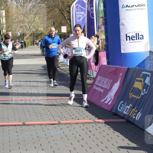 12.04.2026 - 45. Internationalen Wilhelmsburger Insellauf Strokosch-Dieckow http://msf.ph/oto/9467173 12.04.2026 11:17:08 Ziel 5756, 3891, 4590 meine-sportfotos.de