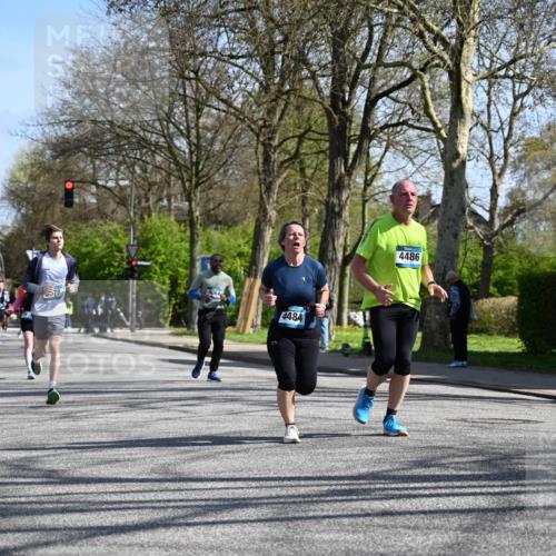 12.04.2026 - 45. Internationalen Wilhelmsburger Insellauf J. Mangold http://msf.ph/oto/9467210 12.04.2026 11:04:33 Ziel 4686, 3615, 2211, 3978, 4484, 4486, 3678, 2204, 5570, 3679, 3064, 3064, 2225, 2203, 2415, 3130, 4286, 4516, 5043, 2730, 2193, 4440, 4870 meine-sportfotos.de