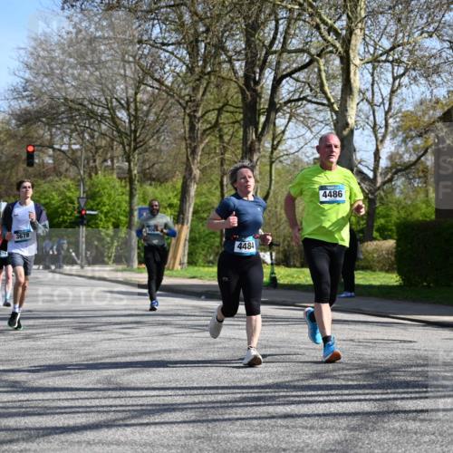 12.04.2026 - 45. Internationalen Wilhelmsburger Insellauf J. Mangold http://msf.ph/oto/9467215 12.04.2026 11:04:34 Ziel 3615, 2211, 3978, 4484, 4486, 3678, 2204, 5570, 3679, 3064, 2225, 2203, 2415, 2203, 2415, 3130, 4286, 4516, 5043, 2730, 2193, 4440, 4870, 2530 meine-sportfotos.de