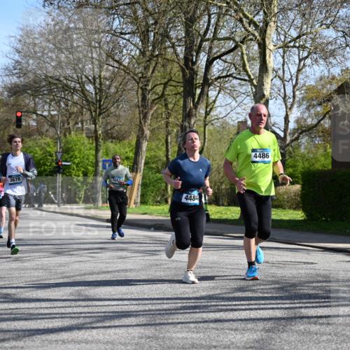 12.04.2026 - 45. Internationalen Wilhelmsburger Insellauf J. Mangold http://msf.ph/oto/9467216 12.04.2026 11:04:34 Ziel 3615, 2211, 3978, 4484, 4486, 3678, 2204, 5570, 3679, 3064, 2225, 2203, 2415, 2203, 2415, 3130, 4286, 4516, 5043, 2730, 2193, 4440, 4870, 2530 meine-sportfotos.de