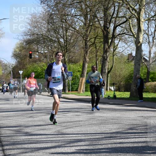 12.04.2026 - 45. Internationalen Wilhelmsburger Insellauf J. Mangold http://msf.ph/oto/9467233 12.04.2026 11:04:35 Ziel 3615, 2211, 3978, 4484, 4486, 3678, 2204, 5570, 3679, 3064, 2225, 2203, 2415, 3130, 4286, 4516, 5043, 2730, 2193, 4440, 4870, 2530 meine-sportfotos.de