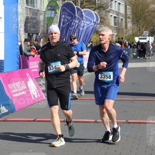 12.04.2026 - 45. Internationalen Wilhelmsburger Insellauf Strokosch-Dieckow http://msf.ph/oto/9467333 12.04.2026 11:01:45 Ziel 5298, 3358, 3347, 4703 meine-sportfotos.de