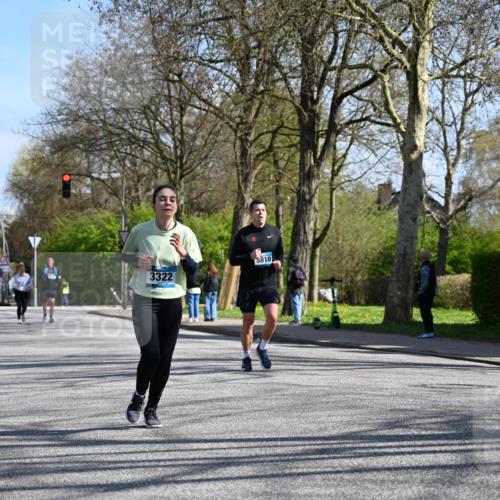 12.04.2026 - 45. Internationalen Wilhelmsburger Insellauf J. Mangold http://msf.ph/oto/9467465 12.04.2026 11:05:14 Ziel 3130, 4286, 4516, 5043, 2730, 2193, 4440, 4870, 2530, 3743, 5748, 4464, 5810, 3322, 3420, 3920, 2267, 2267, 2268, 2767, 2481, 2449, 4865, 4188, 2749 meine-sportfotos.de