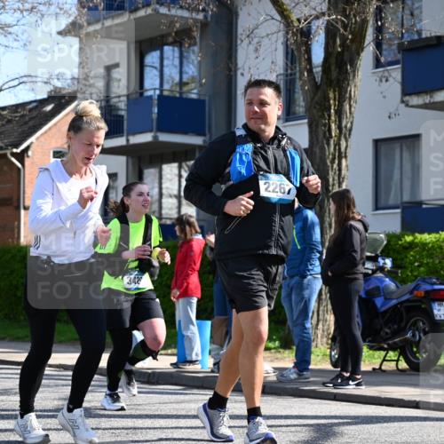 12.04.2026 - 45. Internationalen Wilhelmsburger Insellauf J. Mangold http://msf.ph/oto/9467513 12.04.2026 11:05:29 Ziel 5810, 3322, 3420, 3920, 2267, 2268, 2767, 2767, 2481, 2449, 4865, 4188, 2749, 4477, 4476, 5818, 3717 meine-sportfotos.de