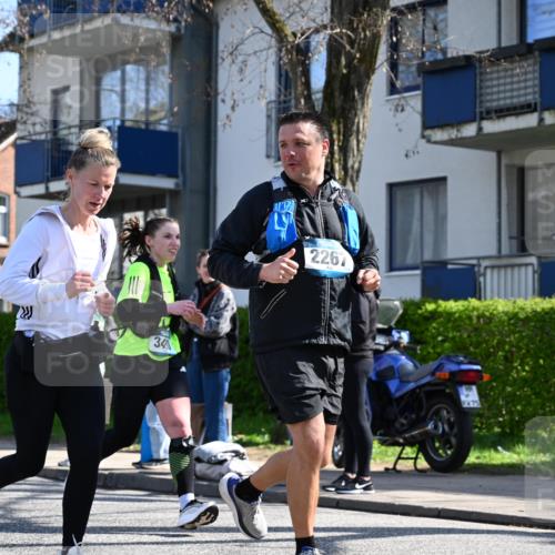 12.04.2026 - 45. Internationalen Wilhelmsburger Insellauf J. Mangold http://msf.ph/oto/9467518 12.04.2026 11:05:29 Ziel 5810, 3322, 3420, 3920, 2267, 2268, 2767, 2767, 2481, 2449, 4865, 4188, 2749, 4477, 4476, 5818, 3717 meine-sportfotos.de