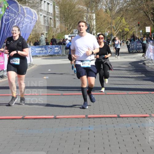 12.04.2026 - 45. Internationalen Wilhelmsburger Insellauf Strokosch-Dieckow http://msf.ph/oto/9467525 12.04.2026 11:18:03 Ziel 2419, 2420, 2312, 2241 meine-sportfotos.de