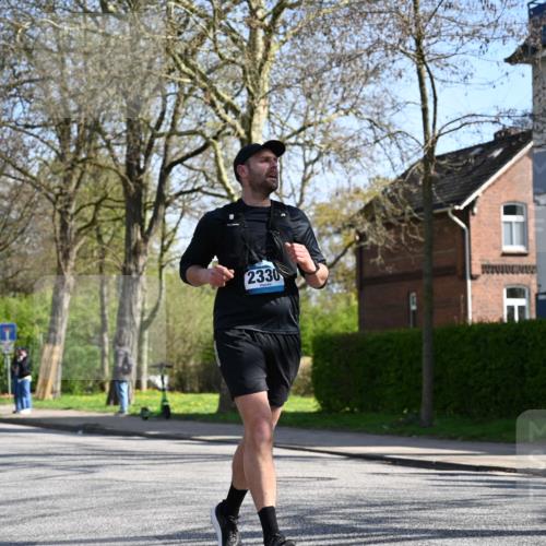 12.04.2026 - 45. Internationalen Wilhelmsburger Insellauf J. Mangold http://msf.ph/oto/9467636 12.04.2026 11:06:09 Ziel 5818, 3717, 2330, 3460, 4564, 3790, 2495, 3570, 2862, 2863, 3570, 2862, 2863, 5720 meine-sportfotos.de
