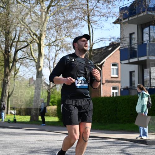 12.04.2026 - 45. Internationalen Wilhelmsburger Insellauf J. Mangold http://msf.ph/oto/9467644 12.04.2026 11:06:09 Ziel 5818, 3717, 2330, 3460, 4564, 3790, 2495, 3570, 2862, 2863, 3570, 2862, 2863, 5720 meine-sportfotos.de