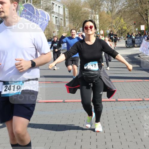 12.04.2026 - 45. Internationalen Wilhelmsburger Insellauf Strokosch-Dieckow http://msf.ph/oto/9467675 12.04.2026 11:18:06 Ziel 2419, 2420, 2312, 2241, 5309, 3944, 3398 meine-sportfotos.de