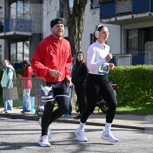 12.04.2026 - 45. Internationalen Wilhelmsburger Insellauf J. Mangold http://msf.ph/oto/9467711 12.04.2026 11:06:32 Ziel 4564, 3790, 2495, 3570, 2862, 2863, 5720, 3342, 3885, 2777, 4949 meine-sportfotos.de