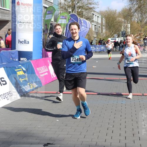12.04.2026 - 45. Internationalen Wilhelmsburger Insellauf Strokosch-Dieckow http://msf.ph/oto/9467712 12.04.2026 11:18:09 Ziel 2312, 2241, 5309, 3944, 3398 meine-sportfotos.de