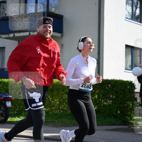 12.04.2026 - 45. Internationalen Wilhelmsburger Insellauf J. Mangold http://msf.ph/oto/9467722 12.04.2026 11:06:32 Ziel 4564, 3790, 2495, 3570, 2862, 2863, 5720, 3342, 3885, 2777, 4949 meine-sportfotos.de