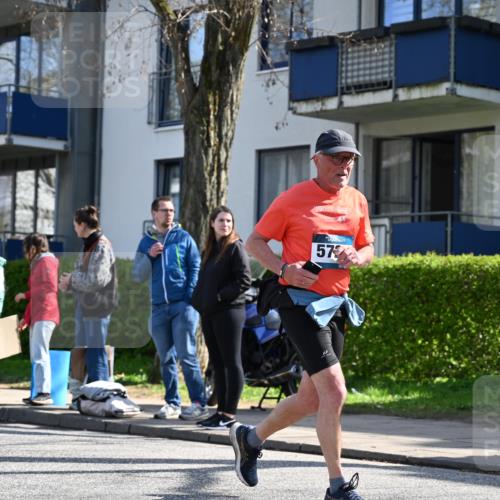 12.04.2026 - 45. Internationalen Wilhelmsburger Insellauf J. Mangold http://msf.ph/oto/9467735 12.04.2026 11:06:34 Ziel 3790, 2495, 3570, 2862, 2863, 5720, 3342, 3885, 2777, 4949, 4359 meine-sportfotos.de