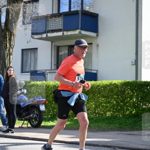 12.04.2026 - 45. Internationalen Wilhelmsburger Insellauf J. Mangold http://msf.ph/oto/9467740 12.04.2026 11:06:35 Ziel 3790, 2495, 3570, 2862, 2863, 5720, 3342, 3885, 2777, 4949, 4359 meine-sportfotos.de