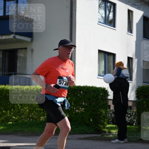 12.04.2026 - 45. Internationalen Wilhelmsburger Insellauf J. Mangold http://msf.ph/oto/9467745 12.04.2026 11:06:35 Ziel 3790, 2495, 3570, 2862, 2863, 5720, 3342, 3885, 2777, 4949, 4359 meine-sportfotos.de
