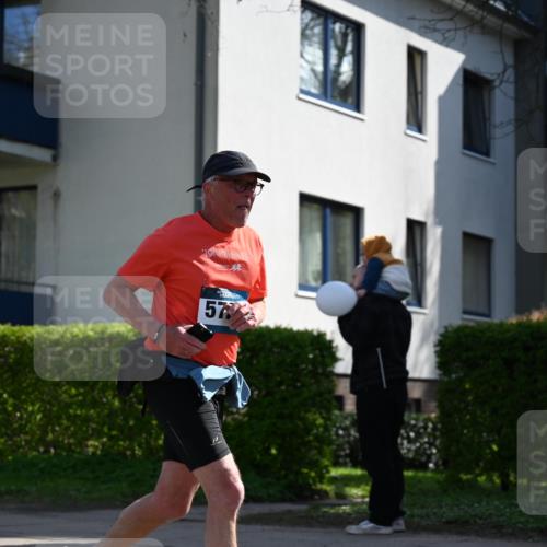 12.04.2026 - 45. Internationalen Wilhelmsburger Insellauf J. Mangold http://msf.ph/oto/9467746 12.04.2026 11:06:35 Ziel 3790, 2495, 3570, 2862, 2863, 5720, 3342, 3885, 2777, 4949, 4359 meine-sportfotos.de