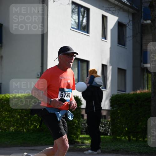 12.04.2026 - 45. Internationalen Wilhelmsburger Insellauf J. Mangold http://msf.ph/oto/9467747 12.04.2026 11:06:35 Ziel 3790, 2495, 3570, 2862, 2863, 5720, 3342, 3885, 2777, 4949, 4359 meine-sportfotos.de