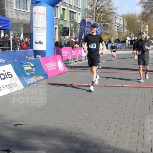 12.04.2026 - 45. Internationalen Wilhelmsburger Insellauf Strokosch-Dieckow http://msf.ph/oto/9467874 12.04.2026 11:18:24 Ziel 4786, 3435, 2240, 5700 meine-sportfotos.de