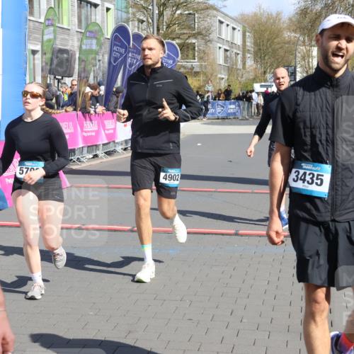 12.04.2026 - 45. Internationalen Wilhelmsburger Insellauf Strokosch-Dieckow http://msf.ph/oto/9467976 12.04.2026 11:18:30 Ziel 5700, 4902, 4918 meine-sportfotos.de