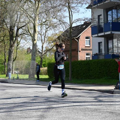 12.04.2026 - 45. Internationalen Wilhelmsburger Insellauf J. Mangold http://msf.ph/oto/9467987 12.04.2026 11:07:30 Ziel 5806, 3149, 3967, 4856, 3295, 2924, 2660, 2882, 2864, 3671, 4956 meine-sportfotos.de