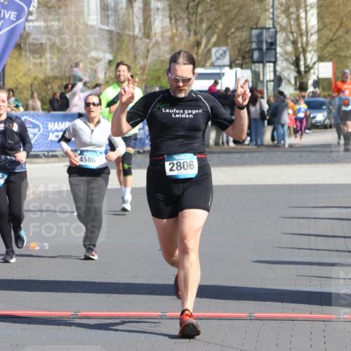 12.04.2026 - 45. Internationalen Wilhelmsburger Insellauf Strokosch-Dieckow http://msf.ph/oto/9467997 12.04.2026 11:18:50 Ziel 2806, 4582, 4586 meine-sportfotos.de