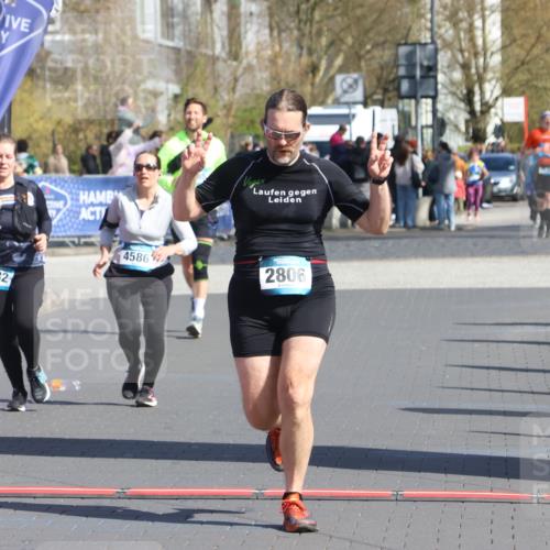 12.04.2026 - 45. Internationalen Wilhelmsburger Insellauf Strokosch-Dieckow http://msf.ph/oto/9468000 12.04.2026 11:18:50 Ziel 2806, 4582, 4586 meine-sportfotos.de