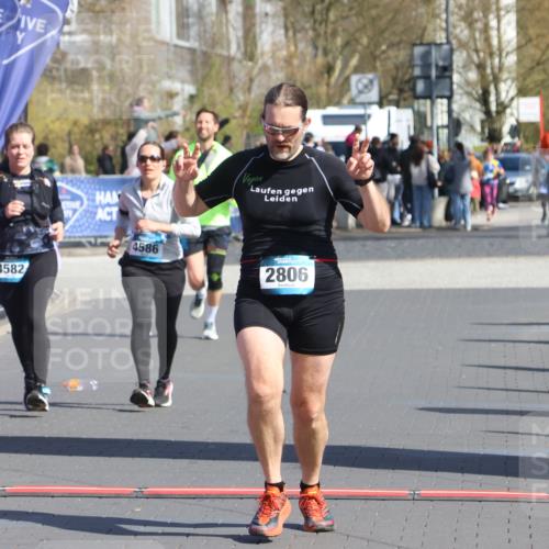 12.04.2026 - 45. Internationalen Wilhelmsburger Insellauf Strokosch-Dieckow http://msf.ph/oto/9468008 12.04.2026 11:18:50 Ziel 2806, 4582, 4586 meine-sportfotos.de