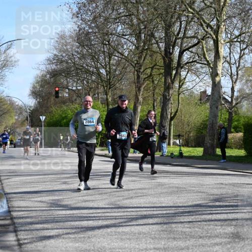 12.04.2026 - 45. Internationalen Wilhelmsburger Insellauf J. Mangold http://msf.ph/oto/9468023 12.04.2026 11:07:50 Ziel 2924, 2660, 2882, 2864, 3671, 4956, 3397, 2800, 4977, 3740, 2686 meine-sportfotos.de