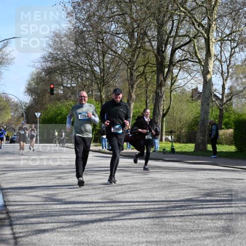 12.04.2026 - 45. Internationalen Wilhelmsburger Insellauf J. Mangold http://msf.ph/oto/9468024 12.04.2026 11:07:50 Ziel 2924, 2660, 2882, 2864, 3671, 4956, 3397, 2800, 4977, 3740, 2686 meine-sportfotos.de