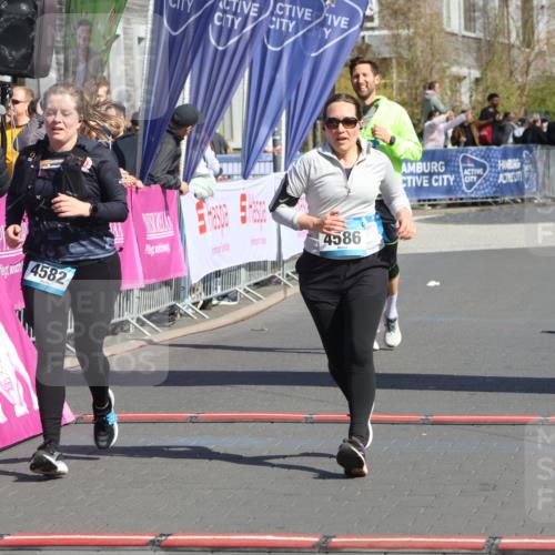 12.04.2026 - 45. Internationalen Wilhelmsburger Insellauf Strokosch-Dieckow http://msf.ph/oto/9468025 12.04.2026 11:18:54 Ziel 2806, 4582, 4586, 2385 meine-sportfotos.de