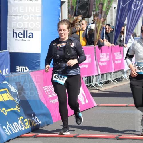 12.04.2026 - 45. Internationalen Wilhelmsburger Insellauf Strokosch-Dieckow http://msf.ph/oto/9468048 12.04.2026 11:18:54 Ziel 2806, 4582, 4586, 2385 meine-sportfotos.de